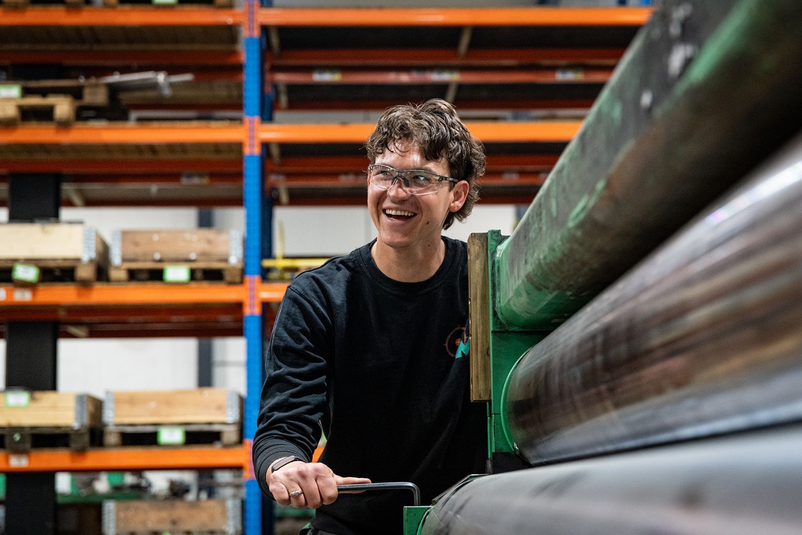 Monteur van Microtechniek monteert een machineonderdeel voor reparatie en onderhoud van technische installaties in de staalindustrie